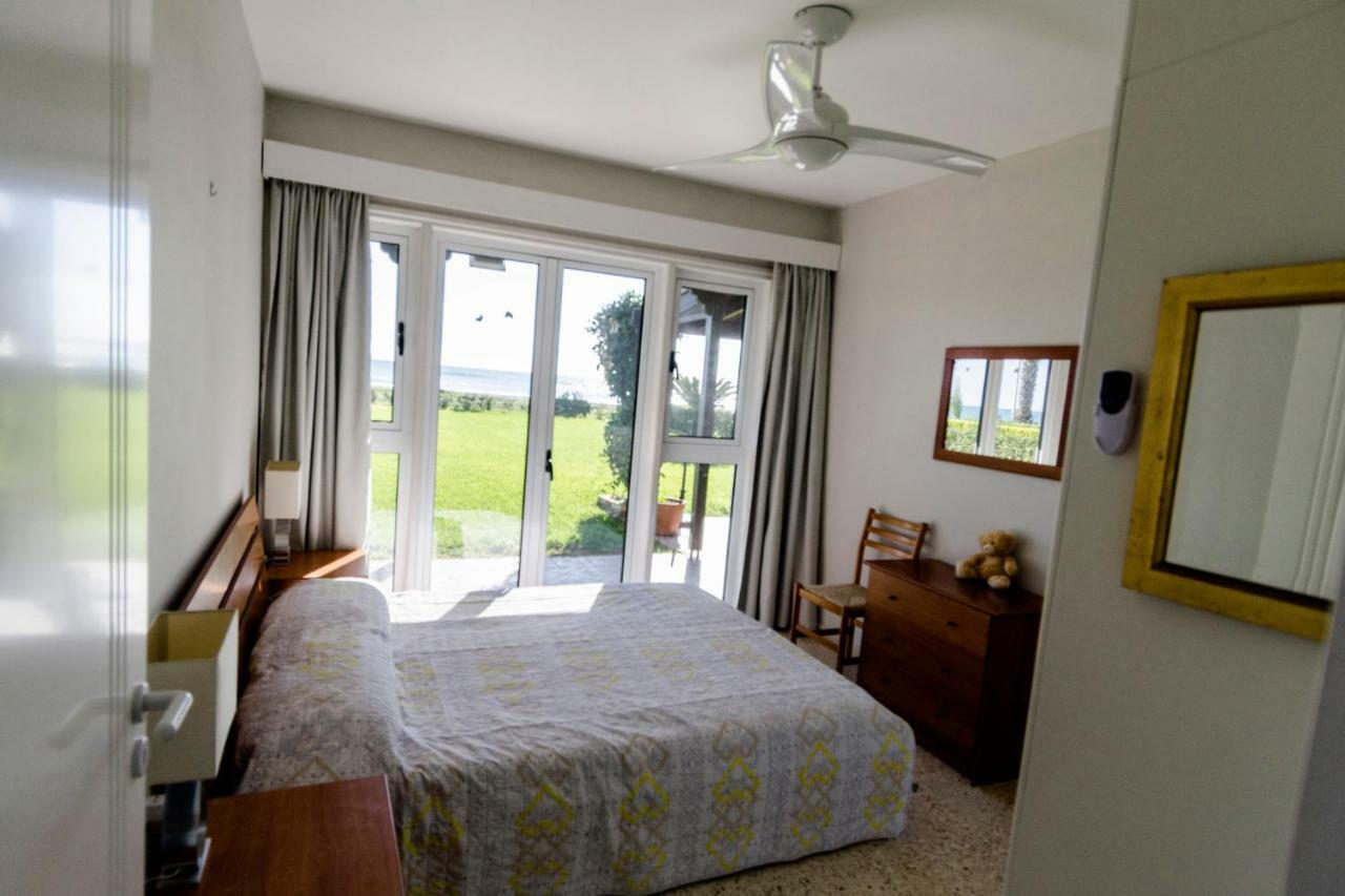 Blue Bay Beach House Larnaca Bagian luar foto