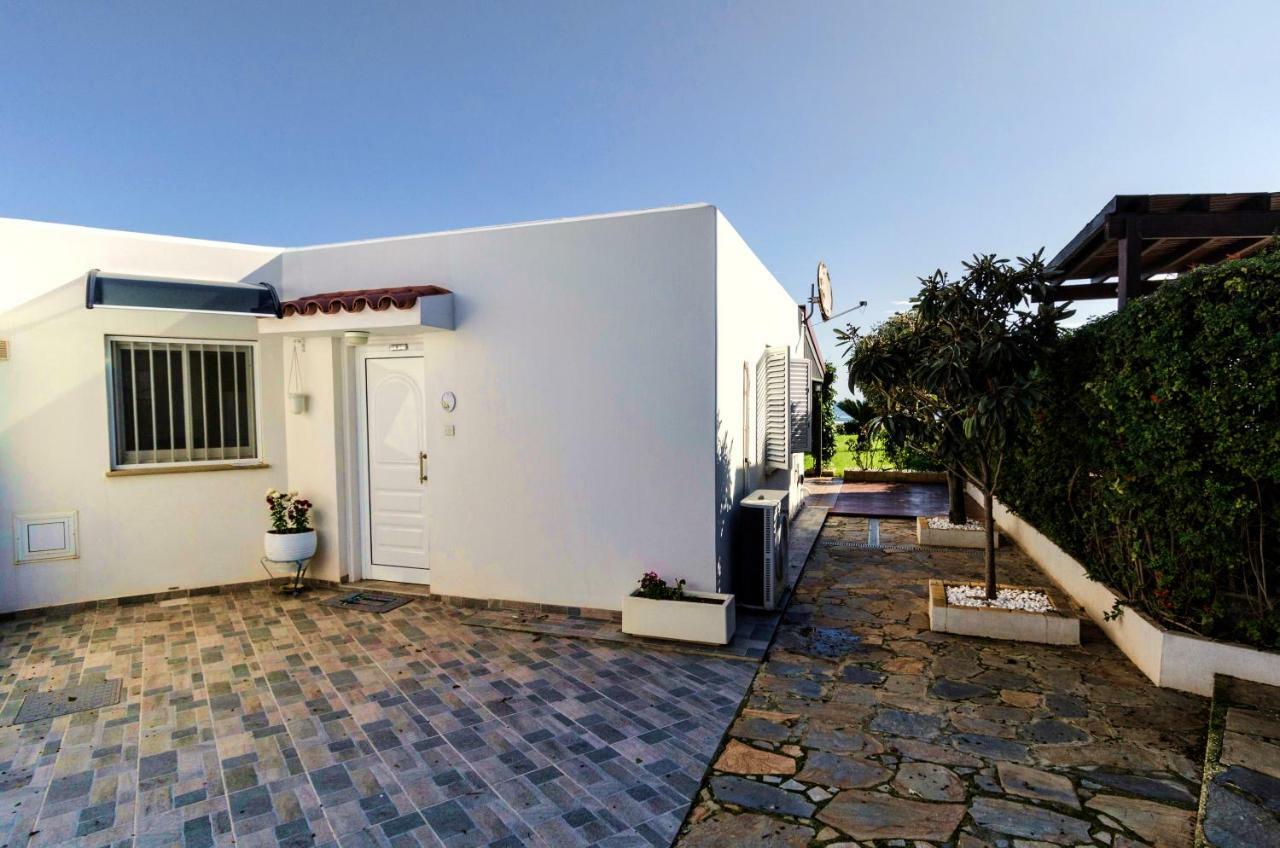 Blue Bay Beach House Larnaca Bagian luar foto